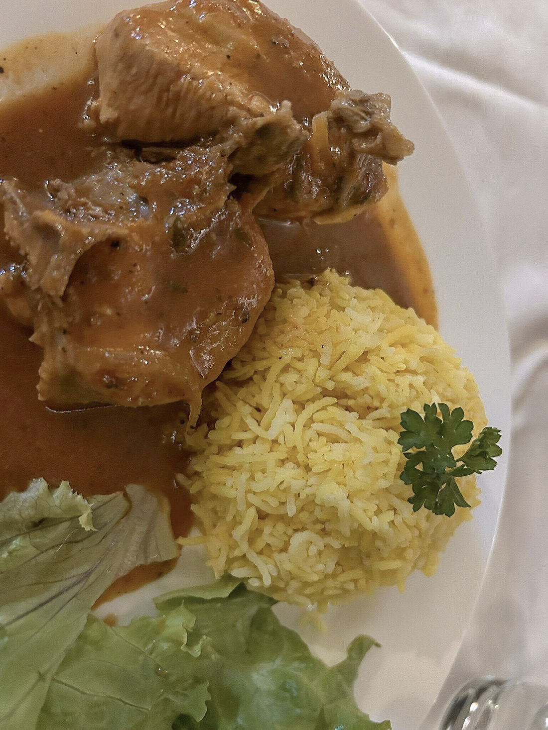 Plat mauricien servi à table