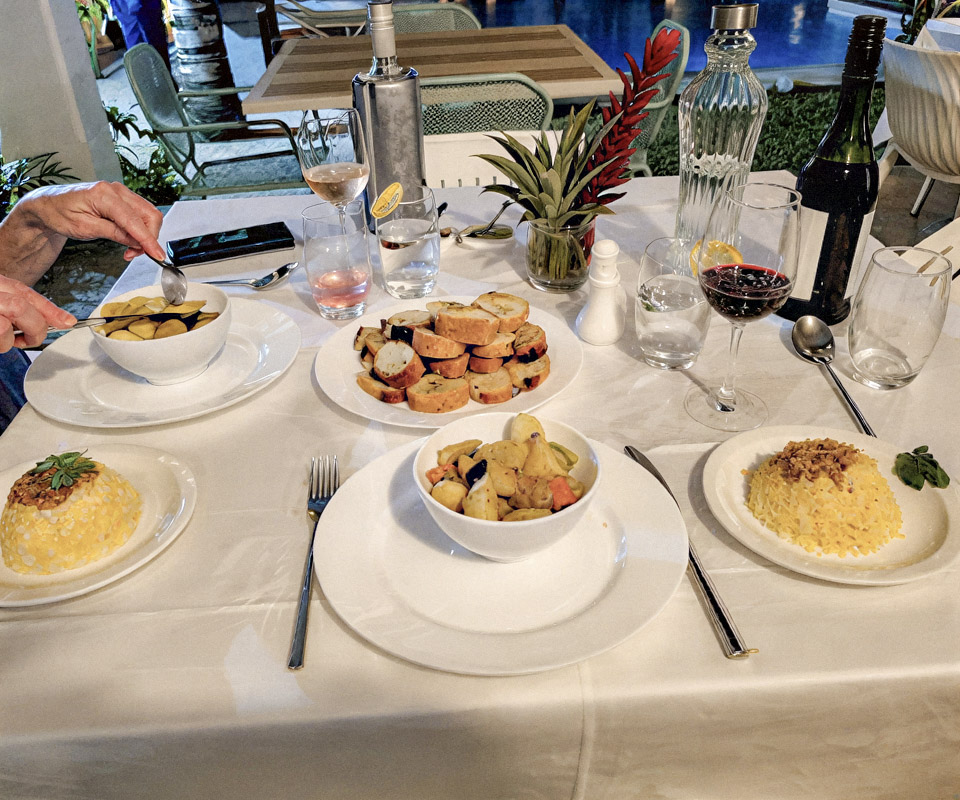 Table dressée avec fleurs et plats mauriciens