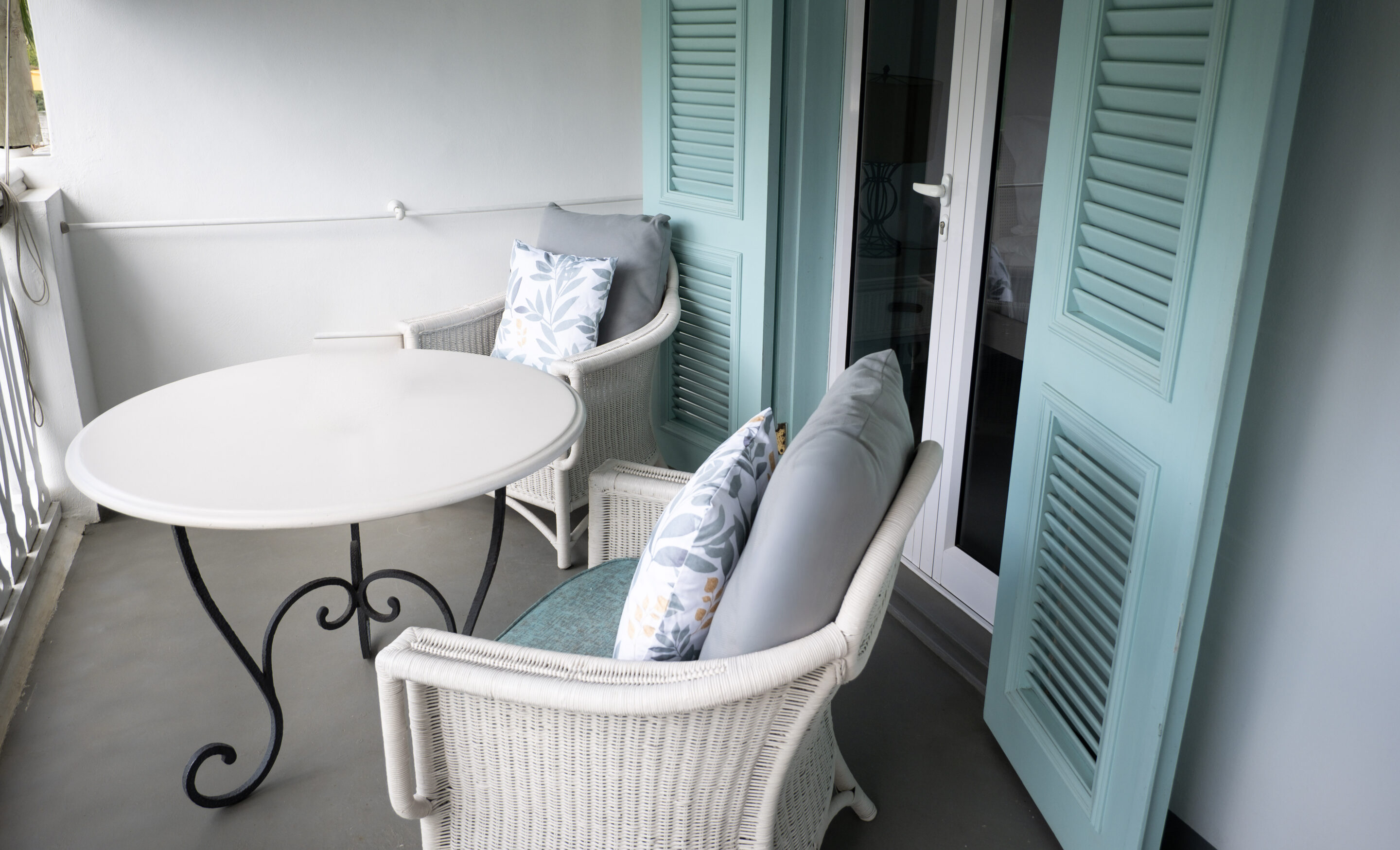 Terrasse privée de la Tropical Room avec coussins