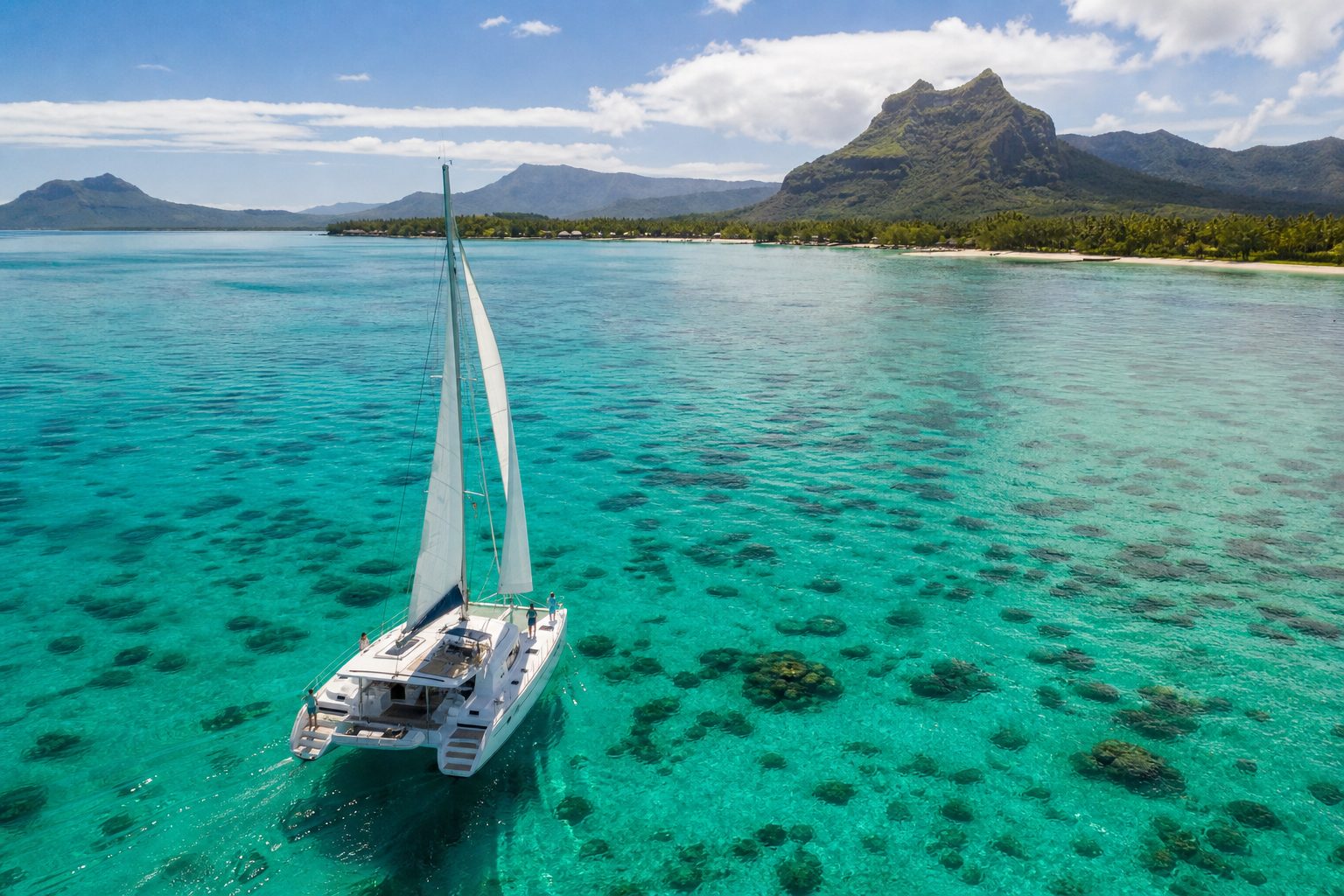 Catamaran sur le lagon turquoise de l'île Maurice vu du ciel